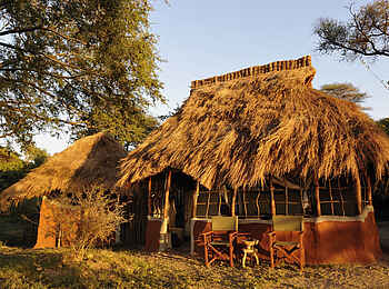 Tsika Island Canoeing Camp: Morgensonne an einem Gästechalet Tsika Island Canoeing Camp: Morgensonne an einem Gästechalet