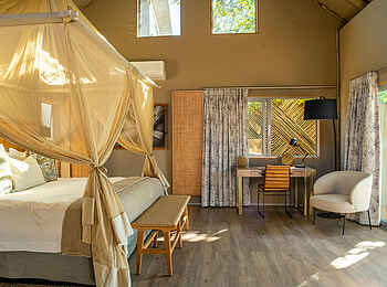 Victoria Falls Hippo Creek Villa: Die helle King Suite mit Schreibtisch