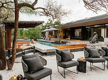 Cheetah Plains Mvula House: Blick von der Boma auf den Pool Cheetah Plains Mvula House: Blick von der Boma auf den Pool