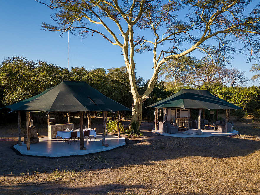 Kuthengo Camp: Lounge und Essbereich Kuthengo Camp: Lounge und Essbereich