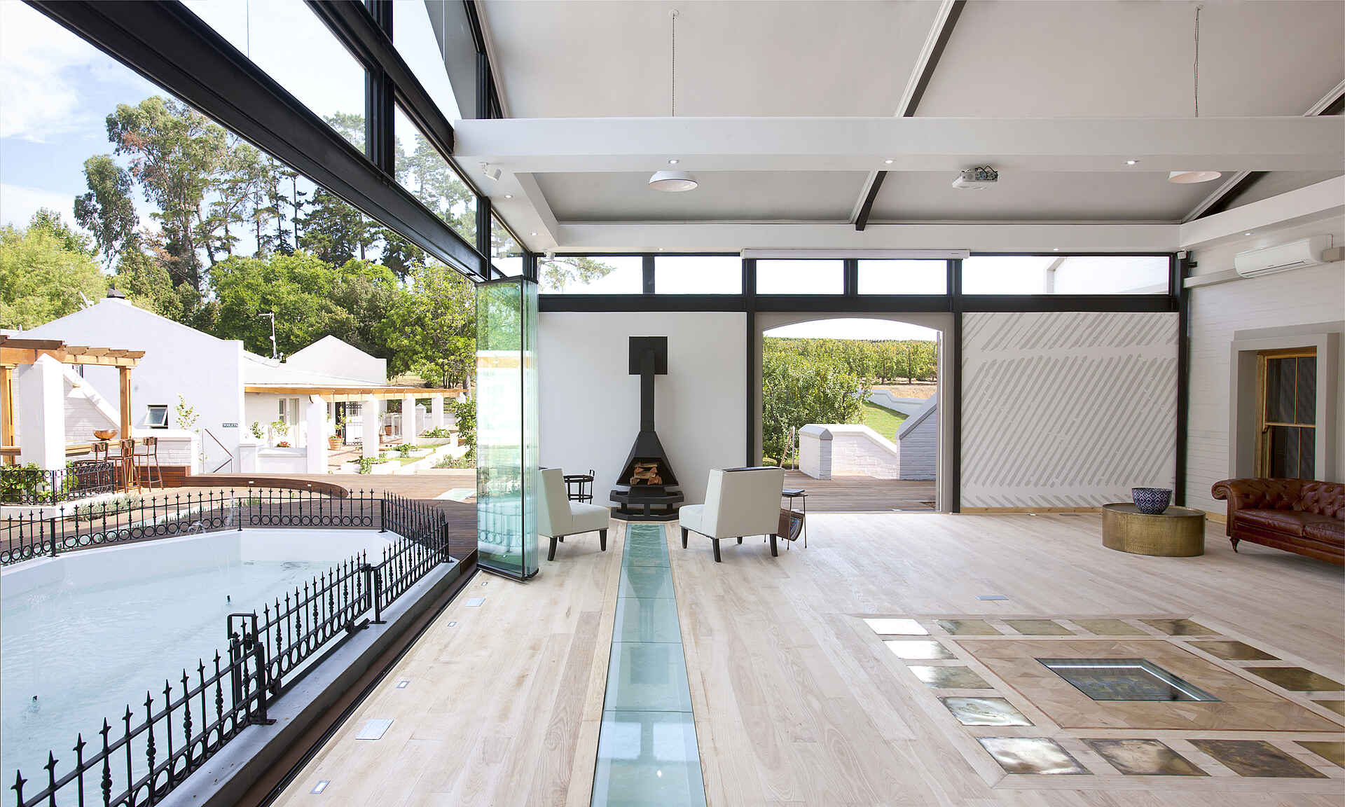 L'Avenir Country Lodge: Pinotage Lounge mit Kamin