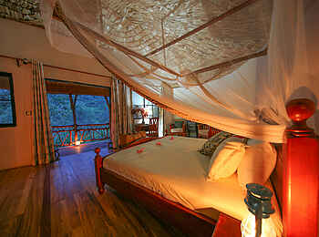 Mahogany Springs Safari Lodge: Honeymoon Suite - Bett und Moskitonetz