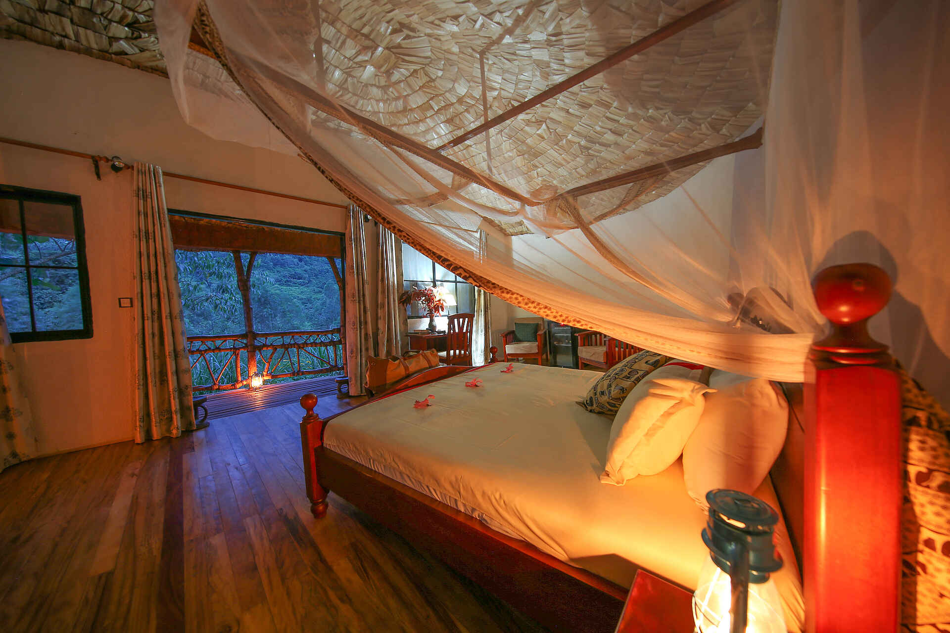 Mahogany Springs Safari Lodge: Honeymoon Suite - Bett und Moskitonetz