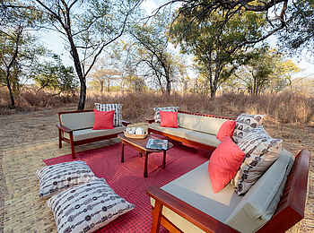 Nkonzi Bush Camp: Bush Lounge mit Kissen Nkonzi Bush Camp: Bush Lounge mit Kissen