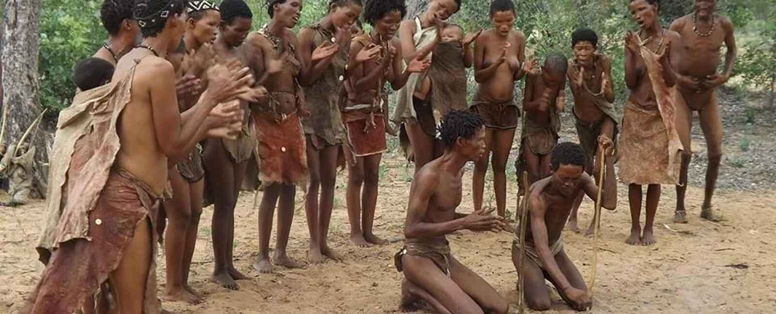 Roy's Restcamp: Einheimische bei einem Tanz Roy's Restcamp: Einheimische bei einem Tanz