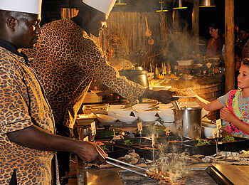 Taleni Etosha Village: Speisen vom Buffetgrill Taleni Etosha Village: Speisen vom Buffetgrill