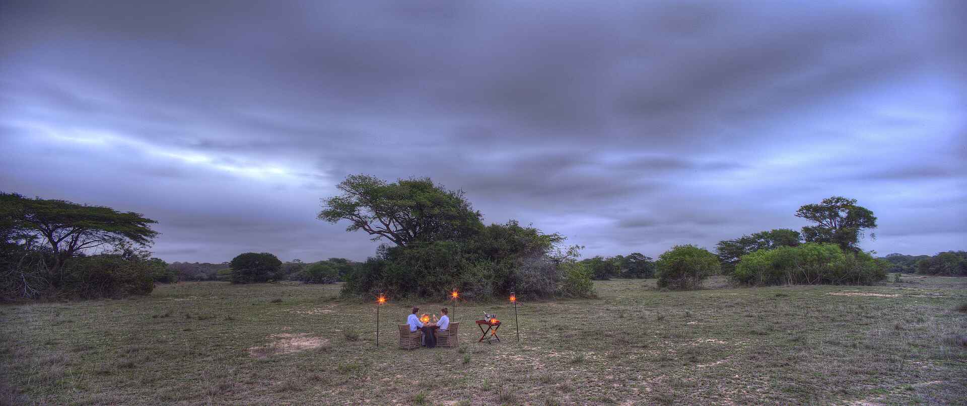 &Beyond, &Beyond Phinda Vlei Lodge, AndBeyond, iSimangaliso Wetland Park, Phinda, Phinda Reservat, Phinda Vlei, Phinda Vlei Lodge, Südafrika, Dinner, Essen, Gedeck, Himmel, Landschaft, Service, Trinken, Umgebung, Vlei, Afrikarma, Afrikarma Safaris, Afrikarma Safaris - Wildnis. Hautnah., Afrikarma.de