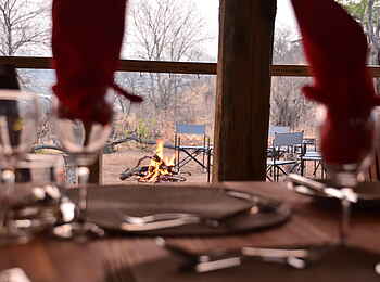 Chobe Elephant Camp: Blick zum Feuer Chobe Elephant Camp: Blick zum Feuer