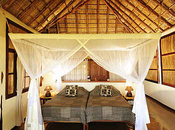 Kafunta River Lodge: Doppelbett mit Moskitonetz