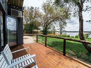 Lenyebi River Lodge: Die Veranda Lenyebi River Lodge: Die Veranda
