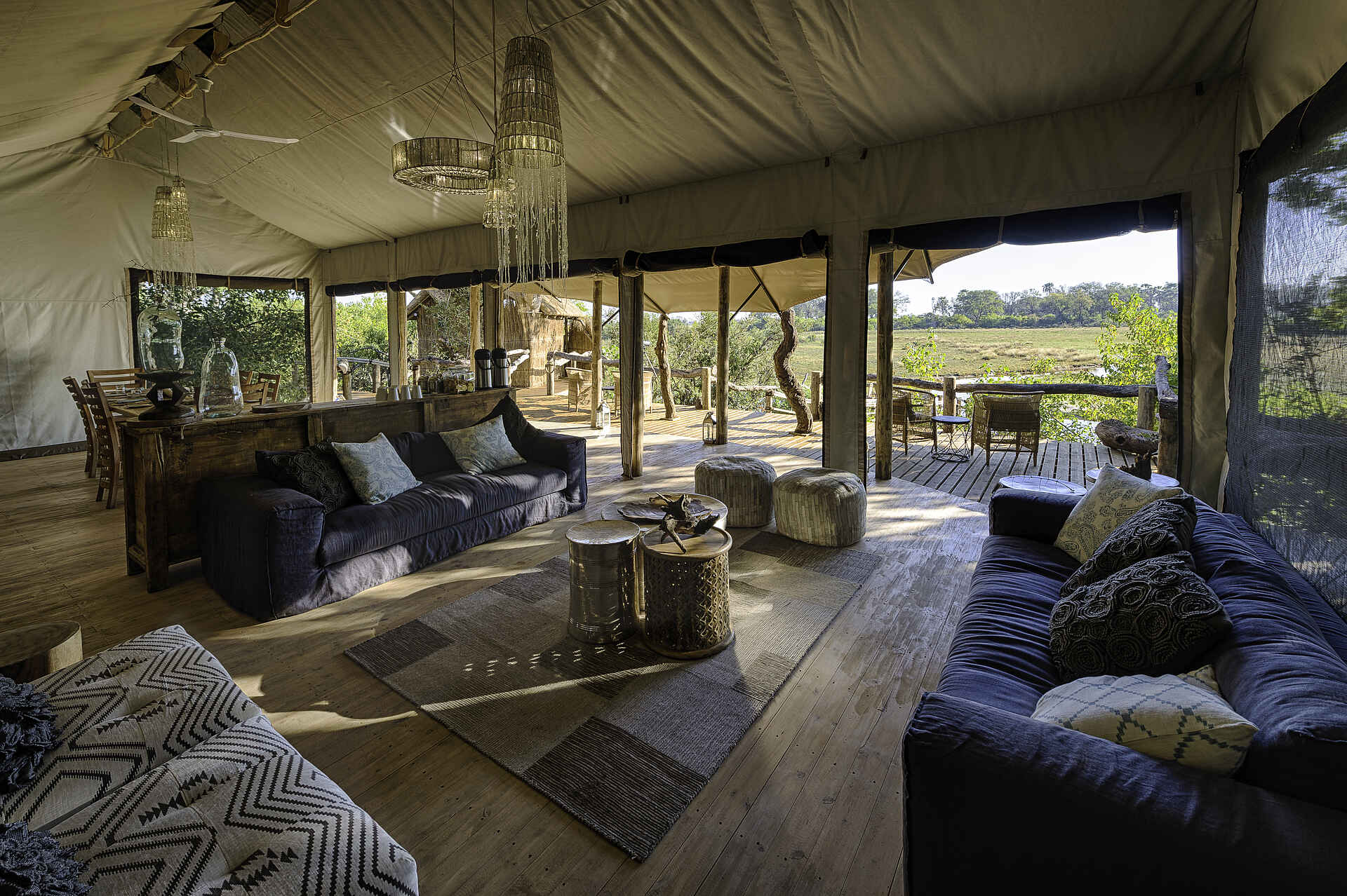 Hunda Island, Leoparden, Little Tubu, NG 25, Okavango-Delta, Wilderness Safaris, Xene River, Hauptzelt, Lounge, Sessel, Sofa, Afrikarma, Afrikarma Safaris, Afrikarma.de