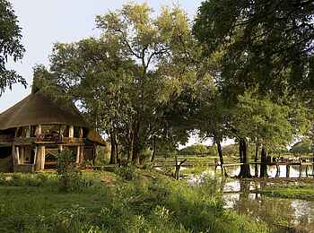 Luangwa Safari House: Deck und Haus Luangwa Safari House: Deck und Haus