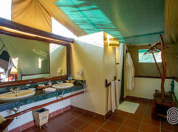 Mbuzi Mawe Serena Camp: Doppelwaschtisch Mbuzi Mawe Serena Camp: Doppelwaschtisch