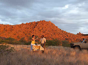 Mowani Mountain Camp: Sundowner im Gelände