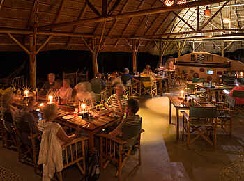 Murchison River Lodge: Restaurant am Abend