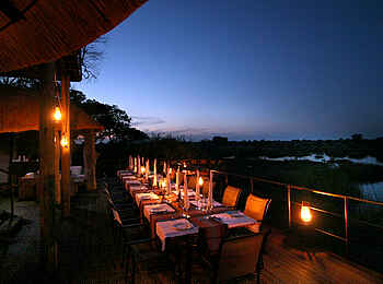 Nkasa Lupala Tented Lodge: Abendliche Speisetafel Nkasa Lupala Tented Lodge: Abendliche Speisetafel