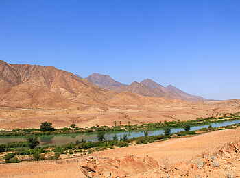 Okahirongo River Camp: Grünes Flussufer Okahirongo River Camp: Grünes Flussufer