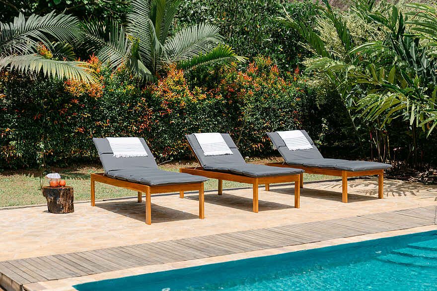 Sentema Farm Lodge: Liegen am Pool Sentema Farm Lodge: Liegen am Pool