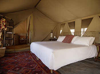 Serian's Serengeti Mobile Kusini Camp: Safari Tent Bett