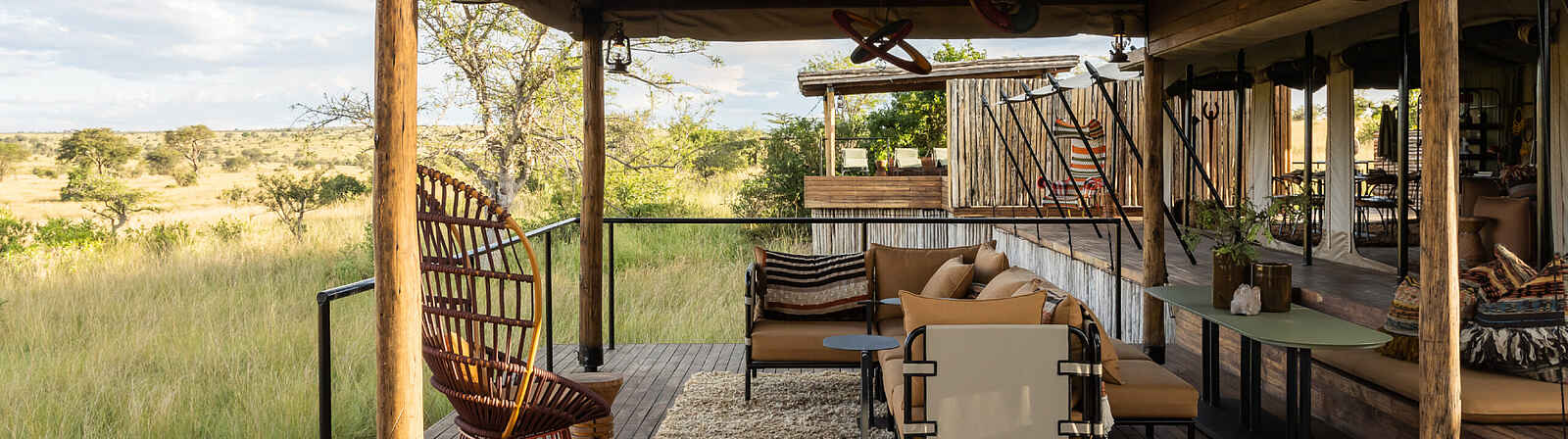 Singita Mara River Tented Camp: die schöne Main Area Singita Mara River Tented Camp: die schöne Main Area