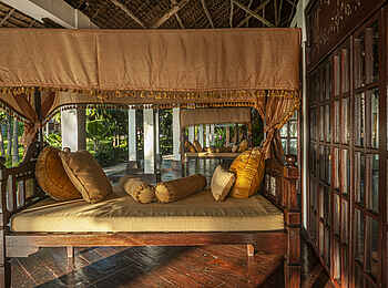 The Palms Zanzibar: Ein Tagesbett auf der Terrasse The Palms Zanzibar: Ein Tagesbett auf der Terrasse