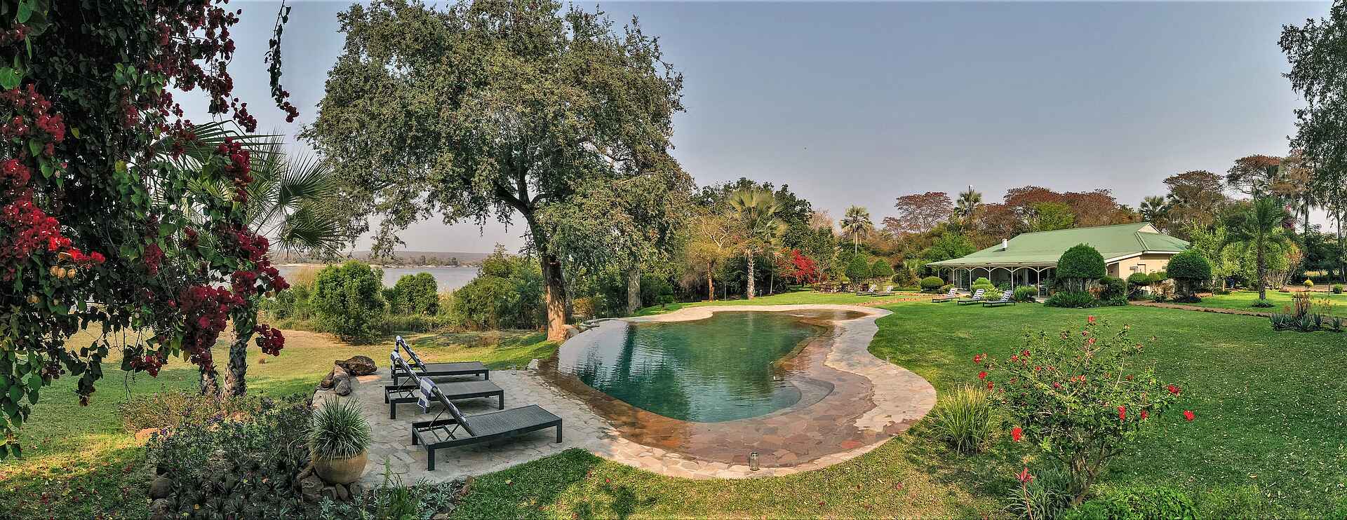 The River Farmhouse: Pool und Farmhouse The River Farmhouse: Pool und Farmhouse