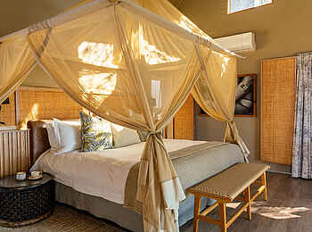 Victoria Falls Hippo Creek Villa: Das Doppelbett der King Suite