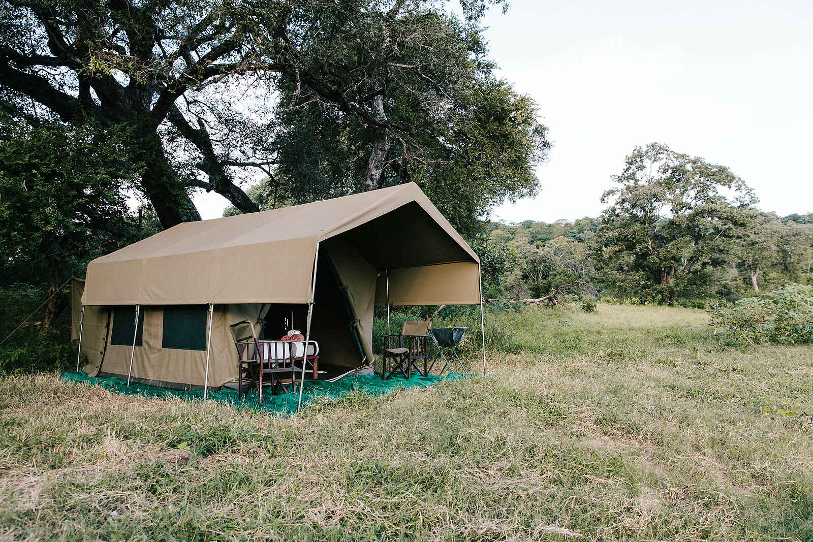 Chilo Mahove Tented Camp: Gästezelt mit Vordach Chilo Mahove Tented Camp: Gästezelt mit Vordach