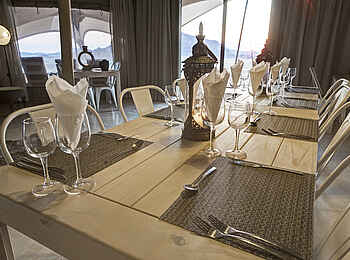 Desert Hills Glamping: Gedeckter Essensbereich Desert Hills Glamping: Gedeckter Essensbereich