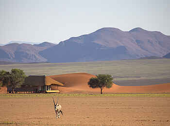Kwessi Dunes Lodge: Gästehütte vor den Bergen