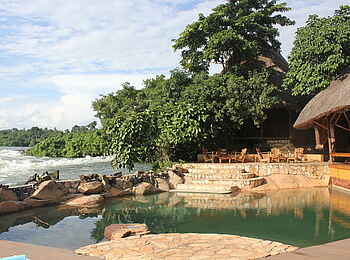 Lemala Wildwaters Lodge: Pool mit Fluss Lemala Wildwaters Lodge: Pool mit Fluss