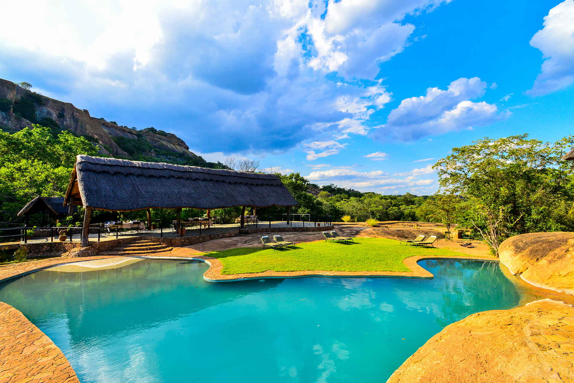 Cecil Rhodes Grab, Matobo Hills Lodge, Matobo Hills National Park, Felsenpool, Hauptgebäude, Pool, Afrikarma, Afrikarma Safaris, Afrikarma Safaris. Wildnis. Hautnah., Afrikarma.de