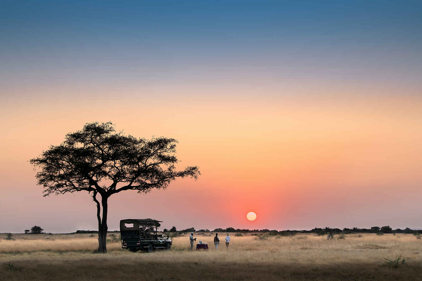 andBeyond Grumeti Serengeti River Lodge: Sundowner in der Serengeti andBeyond Grumeti Serengeti River Lodge: Sundowner in der Serengeti