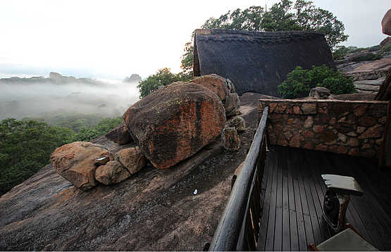 Big Cave Camp: Am Hang der Granitfelsen Big Cave Camp: Am Hang der Granitfelsen