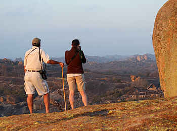 Big Cave Camp: Wanderungen durch die Hügellanschaft