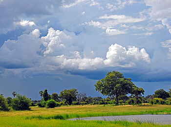 Camelthorn Lodge: Wolken über der Two-Palm-Pan Camelthorn Lodge: Wolken über der Two-Palm-Pan