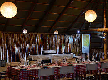 Camp Savuti: Gedeckter Tisch