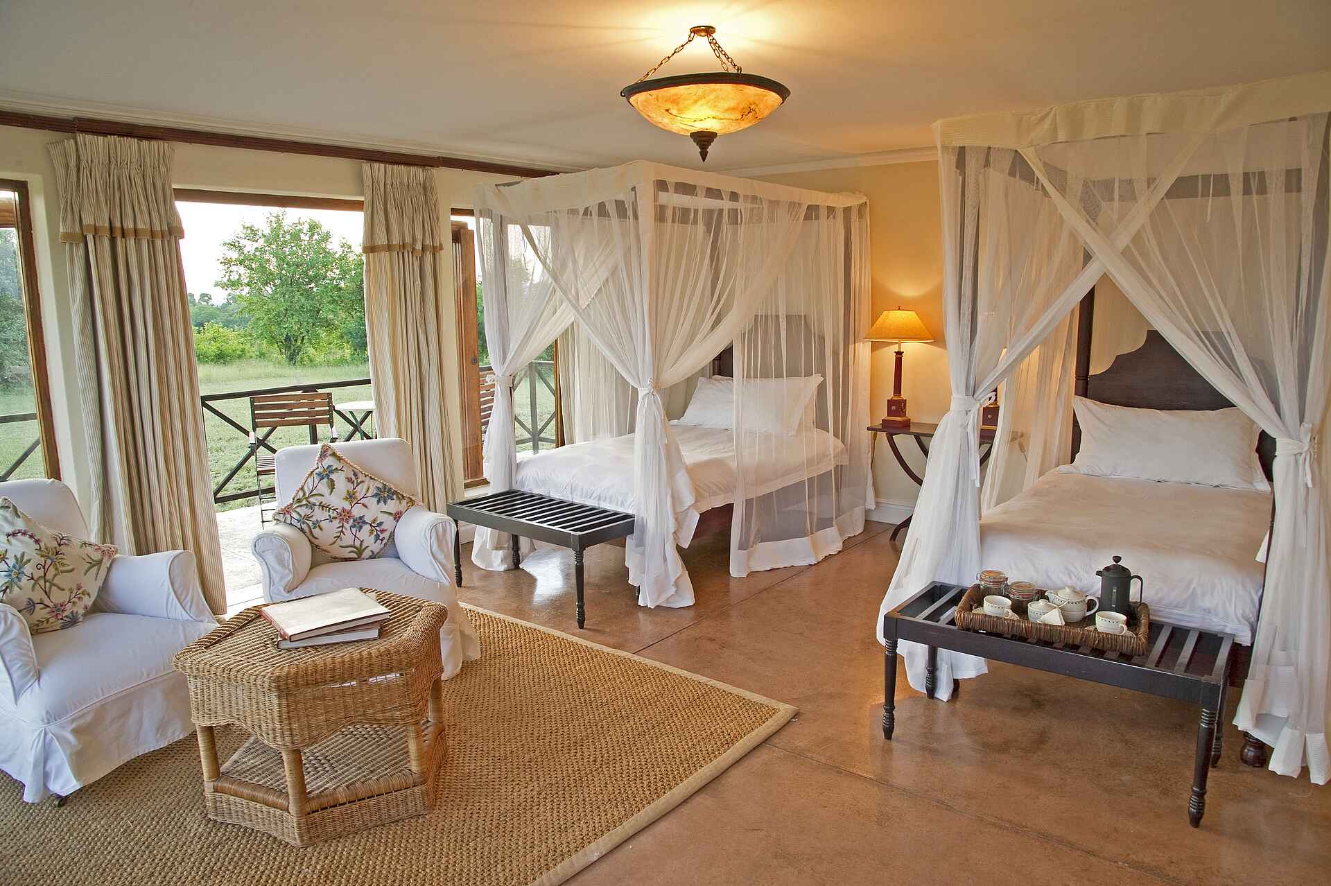 Chichele Presidential, Kaunda, Leoparden, Luangwa-Tal, Sanctuary Retreats, South Luangwa National Park, Doppelbett, Einzelbett, Gästechalet, Moskitonetz, Teppich, Afrikarma, Afrikarma Safaris, afrikarma Safaris - Wildnis. Hautnah., Afrikarma.de, Begrüßung, Hauptgebäude, Kenneth Kaunda, Personal, Rezeption