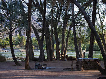 Epupa Falls Lodge: Die Anlage bietet viele schattige Plätze zum Verweilen