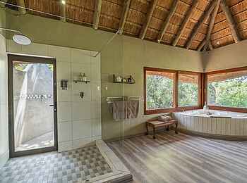 Kambaku River Sands: Ein großes Badezimmer Kambaku River Sands: Ein großes Badezimmer