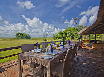 Katuma Bush Lodge: Der gedeckte Tisch der Sable Suite mit der Sitzecke der Terrasse im Hintergrund