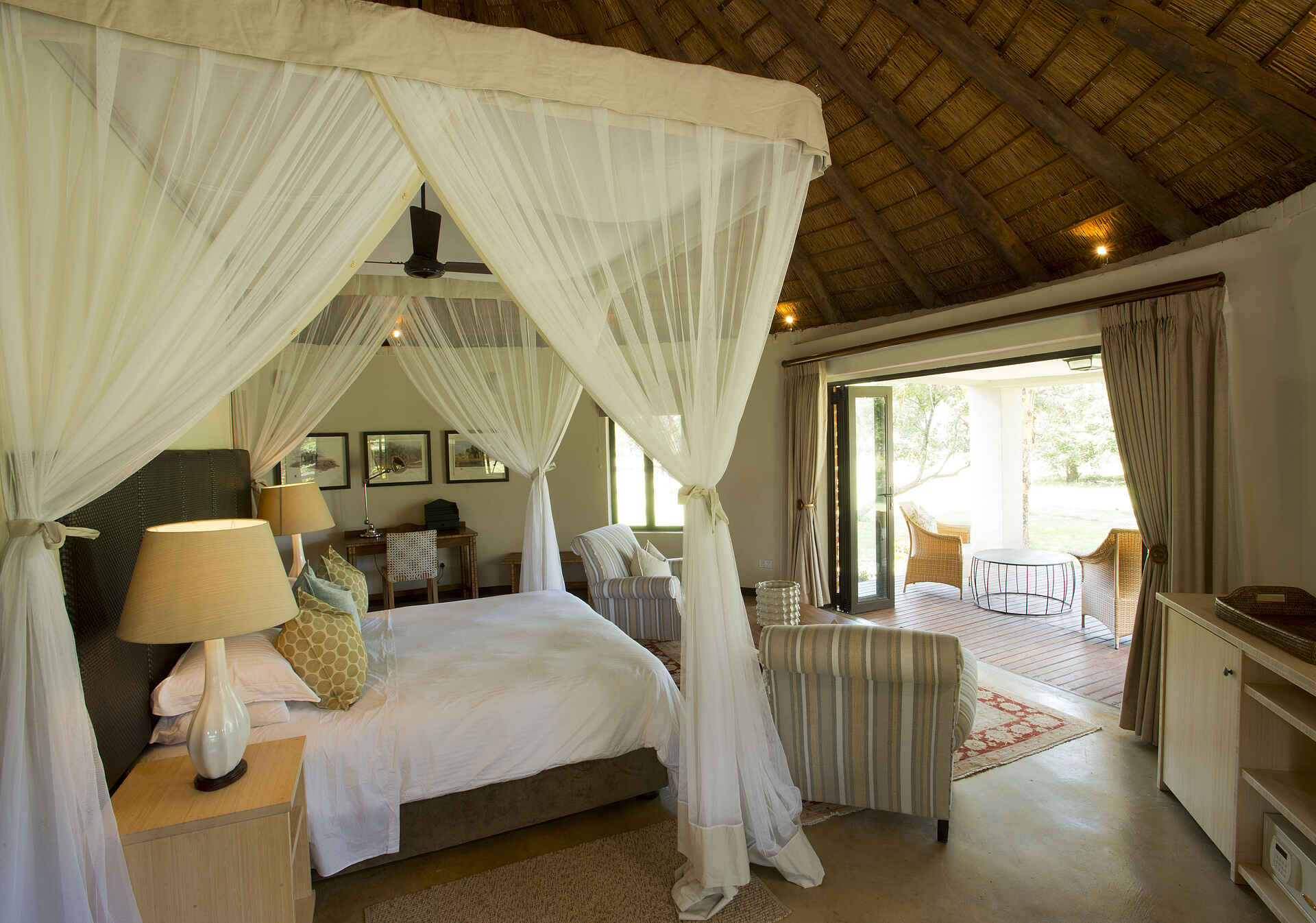Brendan Raisbeck, Elephant Nursery, Lilayi, Lodge, Lusaka, Miller Lilayi Farm, Zambian Heritage, Doppelbett, Gästechalet, Private Veranda, Sessel, Afrikarma, Afrikarma Safaris, Afrikarma.de
