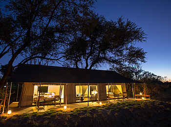Little Machaba Camp: Eines der beiden Luxusfamilienzelte im Abendlicht