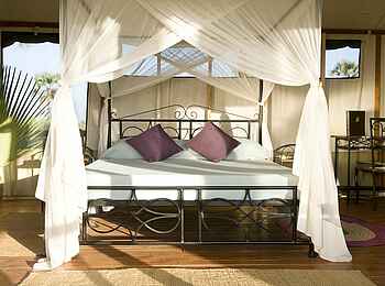 Maramboi Tented Camp: Doppelbett mit Moskitonetz Maramboi Tented Camp: Doppelbett mit Moskitonetz
