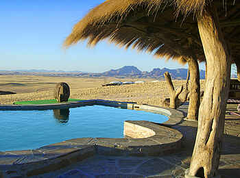 Rostock Ritz Desert Lodge: Pool in der Morgensonne Rostock Ritz Desert Lodge: Pool in der Morgensonne