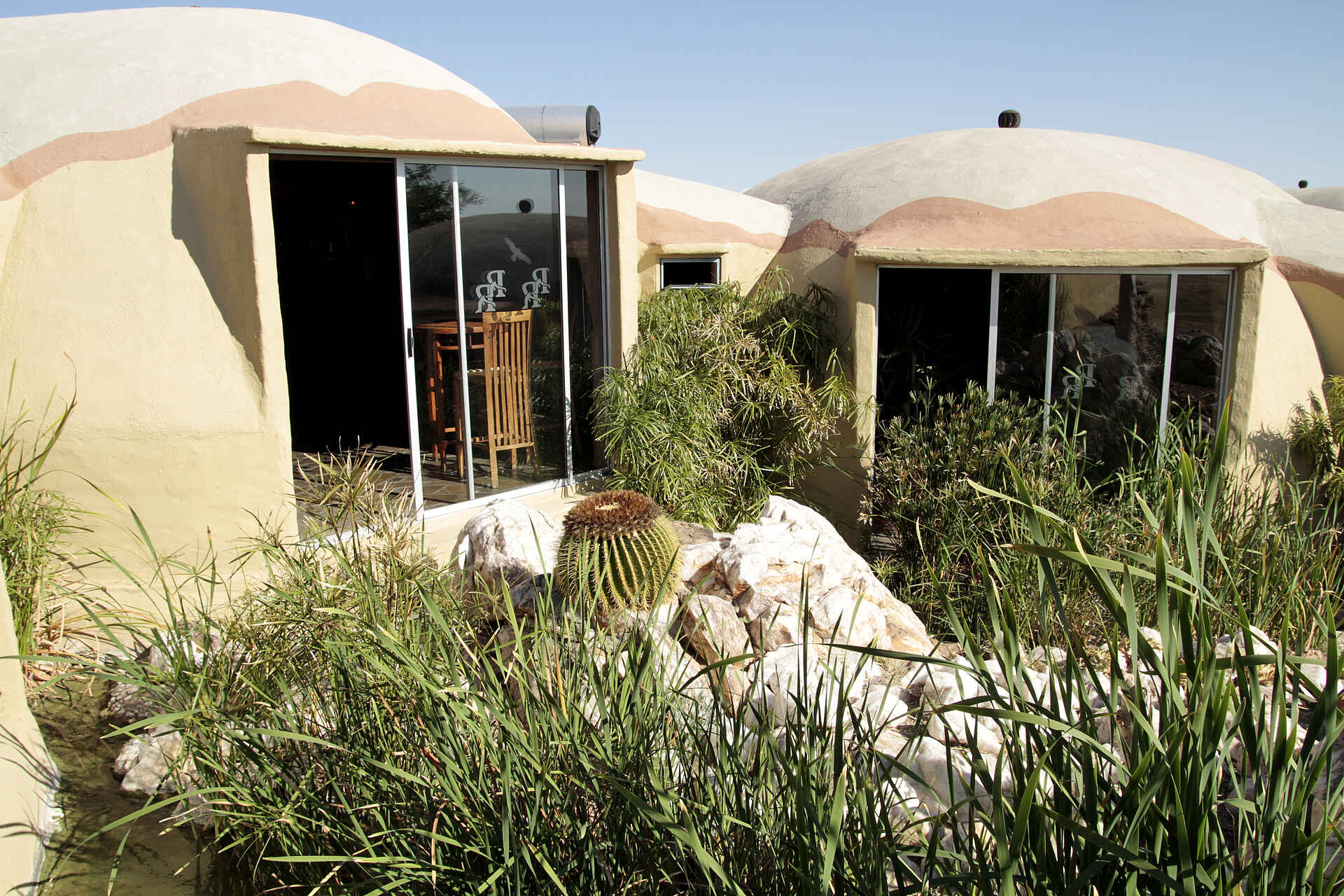 Namib-Naukluft-Nationalpark, Rostock Ritz Desert Lodge, Sesriem, Sossusvlei, Gästechalet, Teich, Afrikarma, Afrikarma Safaris, Afrikarma Safaris - Wildnis. Hautnah., Afrikarma.de