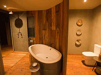 Thorntree River Lodge: Badewanne und WC Thorntree River Lodge: Badewanne und WC