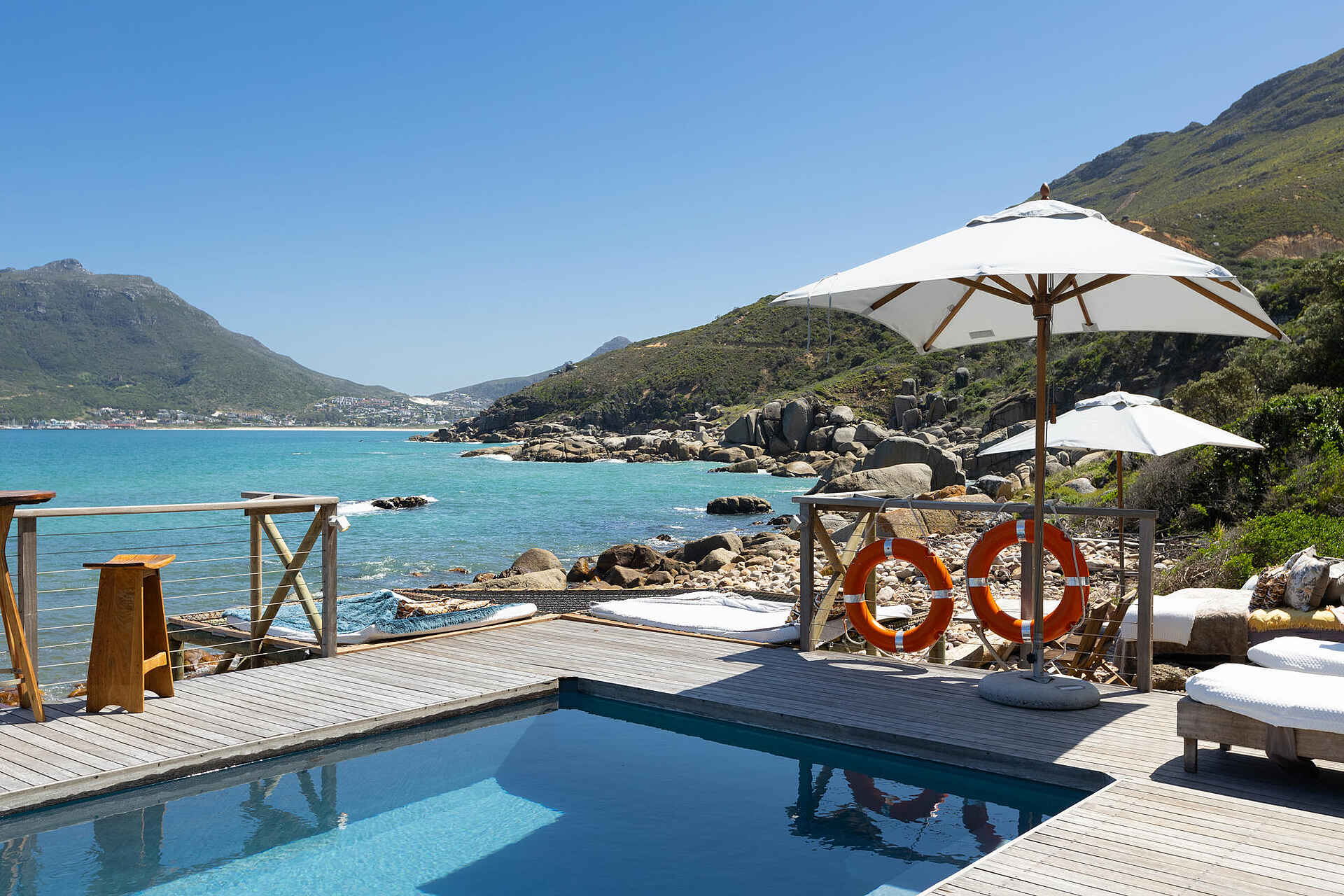 Tintswalo Atlantic Boutique-Hotel: Der Pool mit Blick auf die Bucht