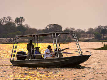 Toka Leya Camp: Eine Sundowner Bootsfahrt Toka Leya Camp: Eine Sundowner Bootsfahrt