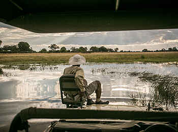 Bushman Plains Camp: Tracker auf dem Game Drive Vehicle Bushman Plains Camp: Tracker auf dem Game Drive Vehicle